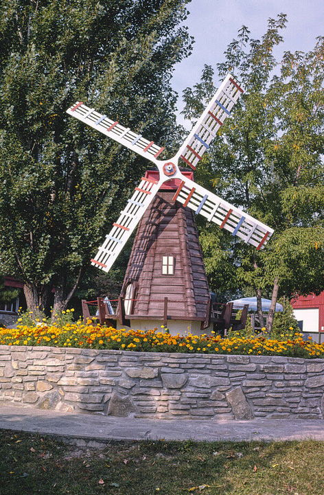 Paul Bunyan Lookout (Paul Bunyan & Babe The Blue Ox) - Old Postcard View (newer photo)
